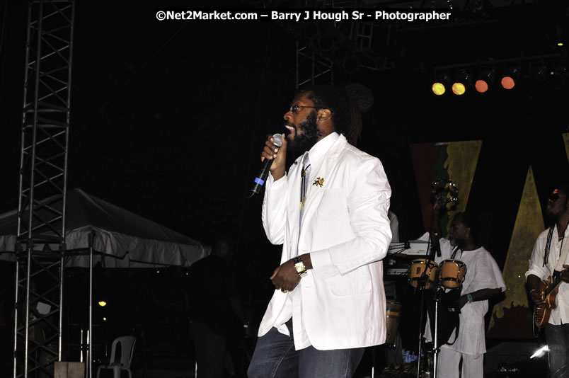 Tarrus Riley @ Reggae Sumfest 2008 International Night 2, Catherine Hall, Montego Bay - Saturday, July 19, 2008 - Reggae Sumfest 2008 July 13 - July 19, 2008 - Photographs by Net2Market.com - Barry J. Hough Sr. Photojournalist/Photograper - Photographs taken with a Nikon D300 - Negril Travel Guide, Negril Jamaica WI - http://www.negriltravelguide.com - info@negriltravelguide.com...!