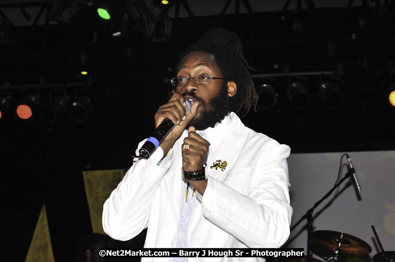 Tarrus Riley @ Reggae Sumfest 2008 International Night 2, Catherine Hall, Montego Bay - Saturday, July 19, 2008 - Reggae Sumfest 2008 July 13 - July 19, 2008 - Photographs by Net2Market.com - Barry J. Hough Sr. Photojournalist/Photograper - Photographs taken with a Nikon D300 - Negril Travel Guide, Negril Jamaica WI - http://www.negriltravelguide.com - info@negriltravelguide.com...!