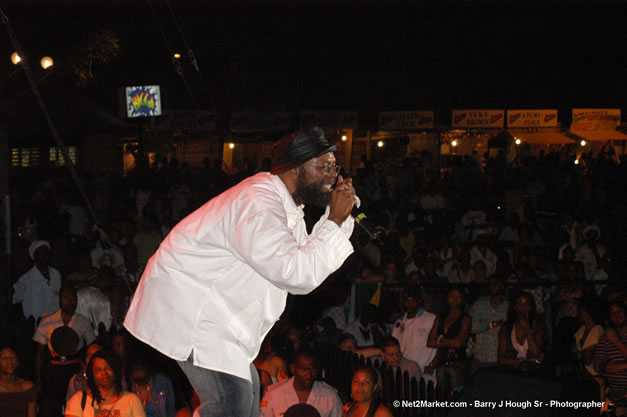 Beres Hammond - Red Stripe Reggae Sumfest 2006 - The Summit - Jamaica's Greatest, The World's Best - Saturday, July 22, 2006 - Montego Bay, Jamaica - Negril Travel Guide, Negril Jamaica WI - http://www.negriltravelguide.com - info@negriltravelguide.com...!